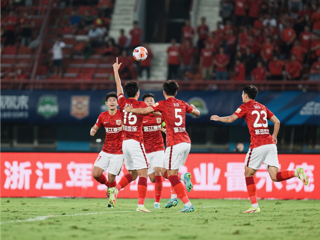 谢丽君创造历史：首位执裁男子顶级联赛女裁判